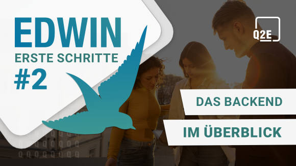 Bild vom Team. Im linken oberen Eck eine weiße Raute mit blauem Text: "EDWIN - Erste Schritte #2". Schräg darüber ein blau-mint-verlaufender Vogel. Im rechten oberen Eck das Logo von Q2E. Rechtsbündig blauer Text in weißer Box "Das Backend im Überblick".