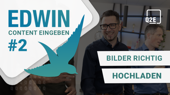 Bild vom Team. Im linken oberen Eck eine weiße Raute mit blauem Text: "EDWIN - Content eingeben #2". Schräg darüber ein blau-mint-verlaufender Vogel. Im rechten oberen Eck das Logo von Q2E. Rechtsbündig blauer Text in weißer Box "Bilder richtig hochladen".