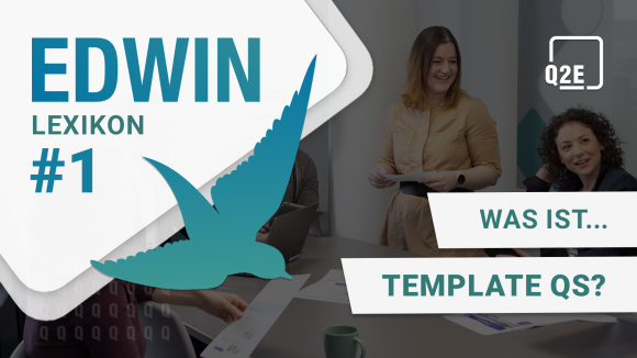 Bild vom Team. Im linken oberen Eck eine weiße Raute mit blauem Text: "EDWIN - Lexikon #1". Schräg darüber ein blau-mint-verlaufender Vogel. Im rechten oberen Eck das Logo von Q2E. Rechtsbündig blauer Text in weißer Box "Was ist ... Template QS".